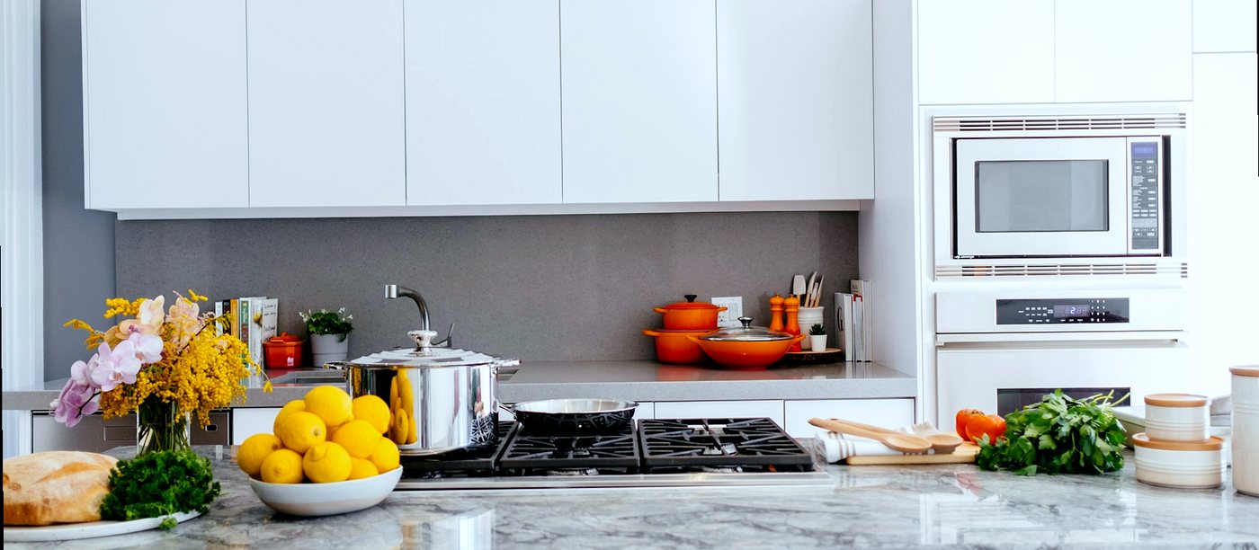 Marble kitchen worktop on an island with a gas hob